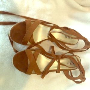 Nice sandal wedge brown color.